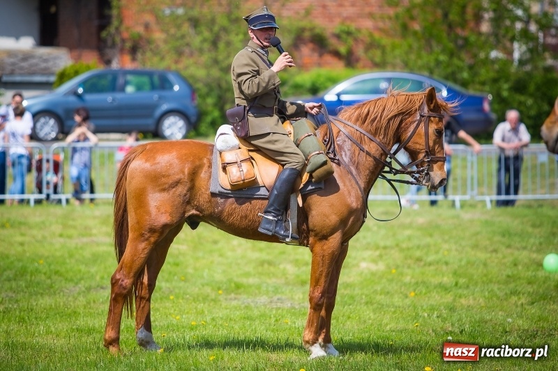 Zdjęcie w galerii na portalu naszraciborz.pl: Konie w ogniu i żywe przeszkody - pokaz 4. Pułku Ułanów Zaniemeńskich w Kornicach  wiadomości z regionu