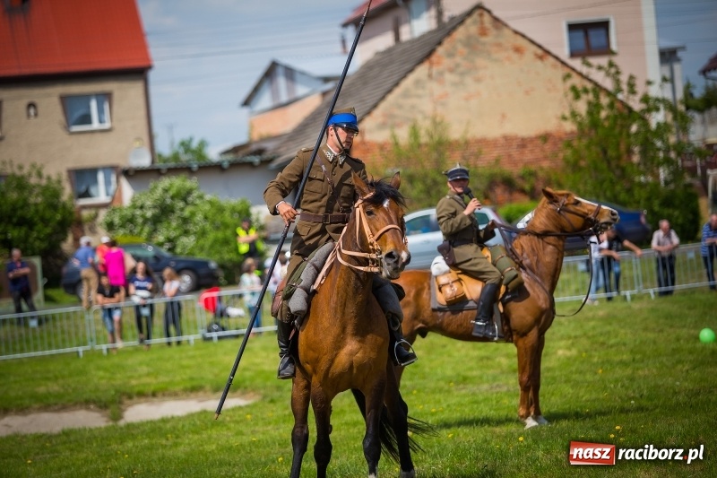 Zdjęcie w galerii na portalu naszraciborz.pl: Konie w ogniu i żywe przeszkody - pokaz 4. Pułku Ułanów Zaniemeńskich w Kornicach  wiadomości z regionu
