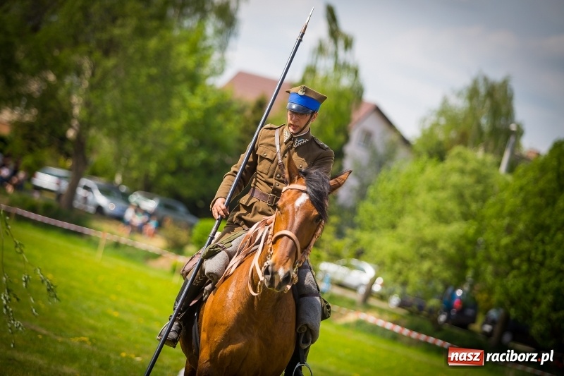 Zdjęcie w galerii na portalu naszraciborz.pl: Konie w ogniu i żywe przeszkody - pokaz 4. Pułku Ułanów Zaniemeńskich w Kornicach  wiadomości z regionu
