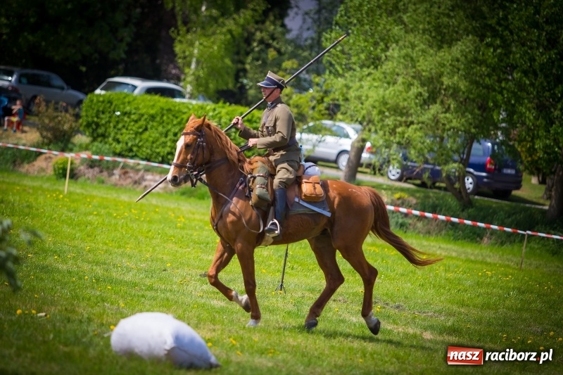 Zdjęcie w galerii na portalu naszraciborz.pl: Konie w ogniu i żywe przeszkody - pokaz 4. Pułku Ułanów Zaniemeńskich w Kornicach  wiadomości z regionu
