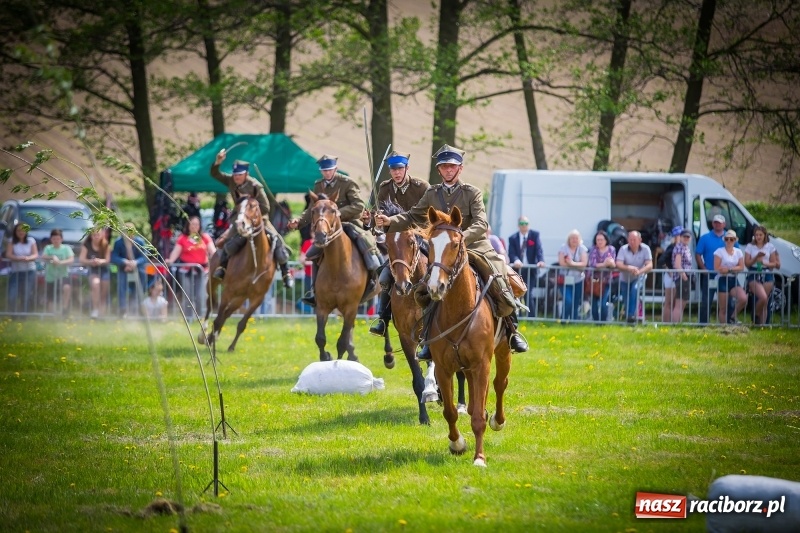 Zdjęcie w galerii na portalu naszraciborz.pl: Konie w ogniu i żywe przeszkody - pokaz 4. Pułku Ułanów Zaniemeńskich w Kornicach  wiadomości z regionu