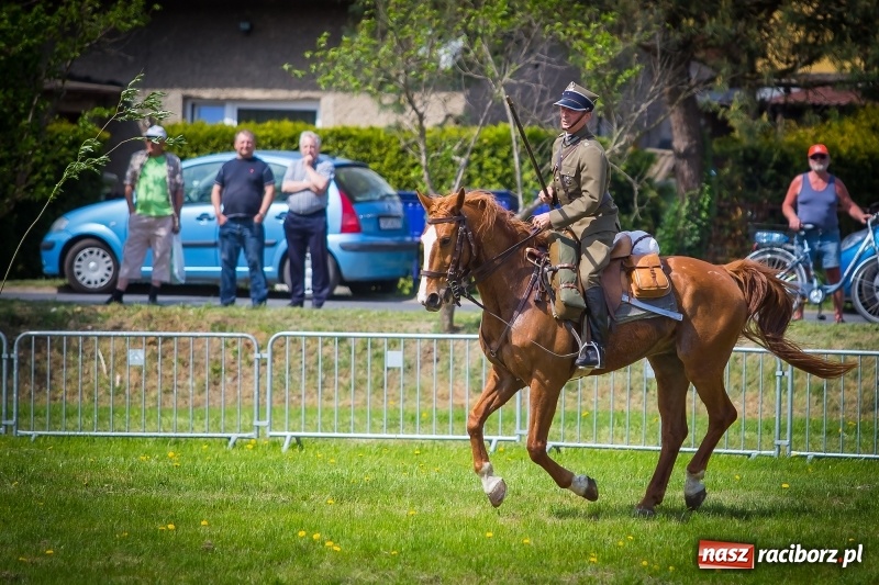Zdjęcie w galerii na portalu naszraciborz.pl: Konie w ogniu i żywe przeszkody - pokaz 4. Pułku Ułanów Zaniemeńskich w Kornicach  wiadomości z regionu