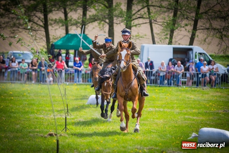 Zdjęcie w galerii na portalu naszraciborz.pl: Konie w ogniu i żywe przeszkody - pokaz 4. Pułku Ułanów Zaniemeńskich w Kornicach  wiadomości z regionu