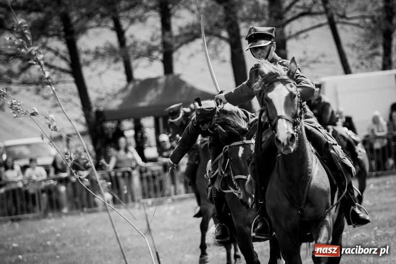 Zdjęcie w galerii na portalu naszraciborz.pl: Konie w ogniu i żywe przeszkody - pokaz 4. Pułku Ułanów Zaniemeńskich w Kornicach  wiadomości z regionu