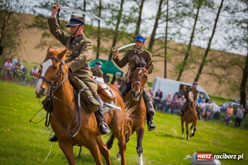 Zdjęcie w galerii na portalu naszraciborz.pl: Konie w ogniu i żywe przeszkody - pokaz 4. Pułku Ułanów Zaniemeńskich w Kornicach  wiadomości z regionu