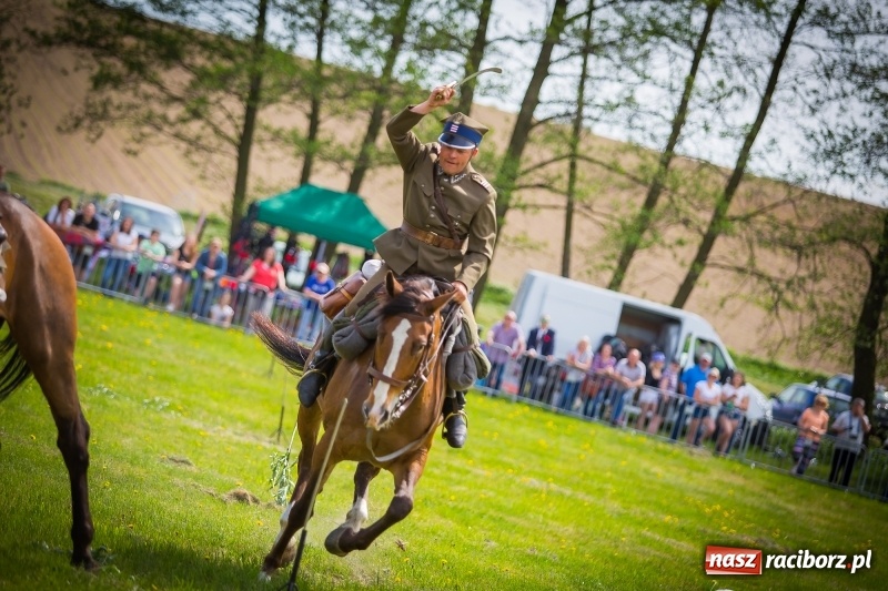 Zdjęcie w galerii na portalu naszraciborz.pl: Konie w ogniu i żywe przeszkody - pokaz 4. Pułku Ułanów Zaniemeńskich w Kornicach  wiadomości z regionu