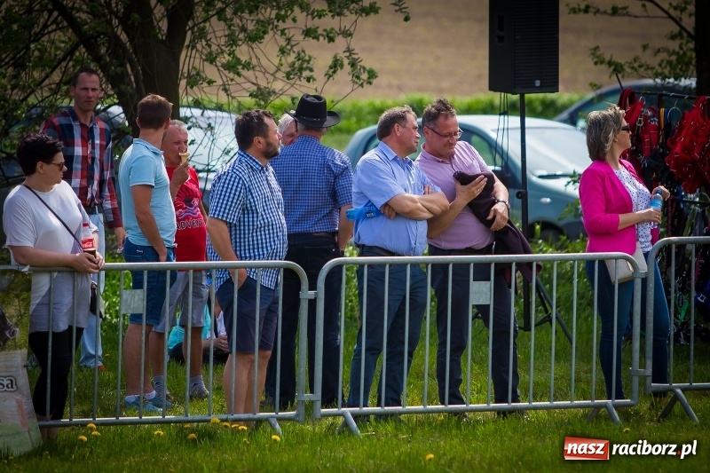 Zdjęcie w galerii na portalu naszraciborz.pl: Konie w ogniu i żywe przeszkody - pokaz 4. Pułku Ułanów Zaniemeńskich w Kornicach  wiadomości z regionu