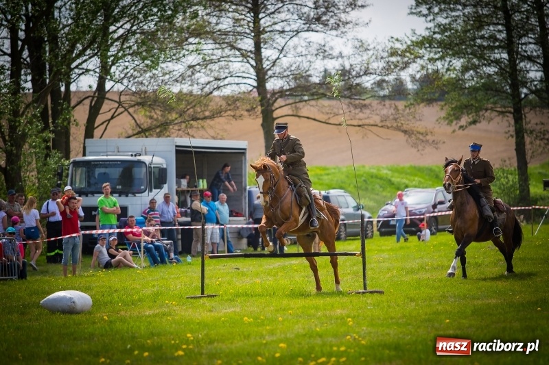Zdjęcie w galerii na portalu naszraciborz.pl: Konie w ogniu i żywe przeszkody - pokaz 4. Pułku Ułanów Zaniemeńskich w Kornicach  wiadomości z regionu