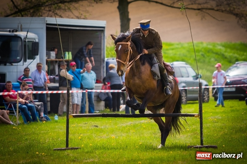 Zdjęcie w galerii na portalu naszraciborz.pl: Konie w ogniu i żywe przeszkody - pokaz 4. Pułku Ułanów Zaniemeńskich w Kornicach  wiadomości z regionu