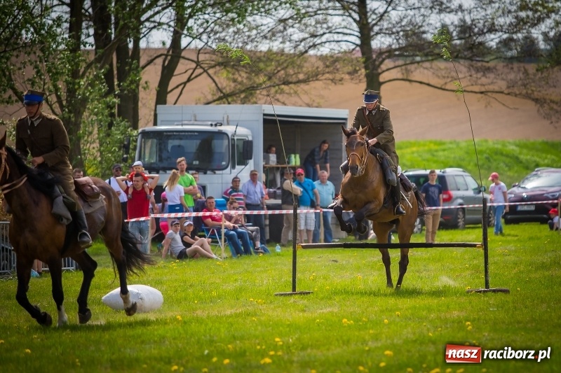 Zdjęcie w galerii na portalu naszraciborz.pl: Konie w ogniu i żywe przeszkody - pokaz 4. Pułku Ułanów Zaniemeńskich w Kornicach  wiadomości z regionu