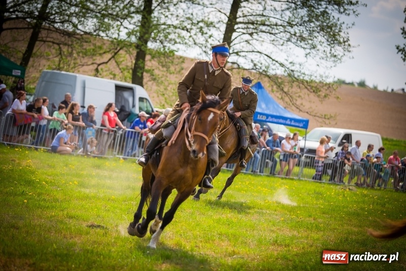 Zdjęcie w galerii na portalu naszraciborz.pl: Konie w ogniu i żywe przeszkody - pokaz 4. Pułku Ułanów Zaniemeńskich w Kornicach  wiadomości z regionu