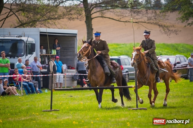 Zdjęcie w galerii na portalu naszraciborz.pl: Konie w ogniu i żywe przeszkody - pokaz 4. Pułku Ułanów Zaniemeńskich w Kornicach  wiadomości z regionu