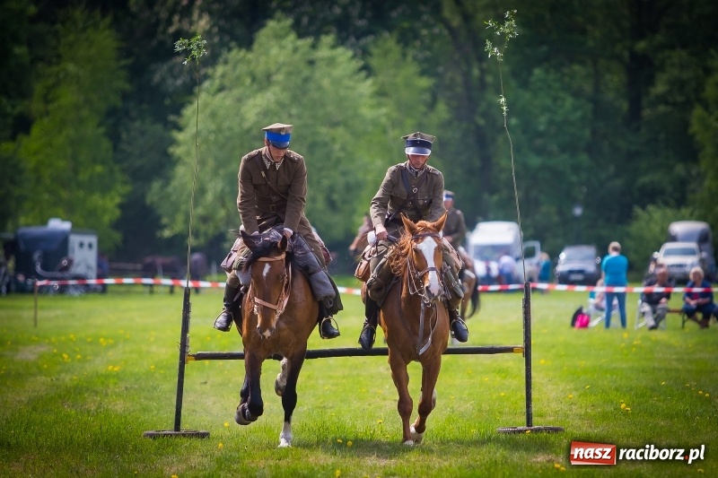 Zdjęcie w galerii na portalu naszraciborz.pl: Konie w ogniu i żywe przeszkody - pokaz 4. Pułku Ułanów Zaniemeńskich w Kornicach  wiadomości z regionu