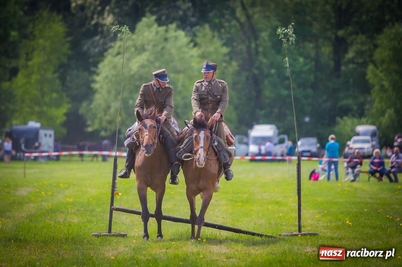Zdjęcie w galerii na portalu naszraciborz.pl: Konie w ogniu i żywe przeszkody - pokaz 4. Pułku Ułanów Zaniemeńskich w Kornicach  wiadomości z regionu