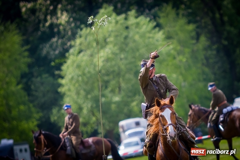 Zdjęcie w galerii na portalu naszraciborz.pl: Konie w ogniu i żywe przeszkody - pokaz 4. Pułku Ułanów Zaniemeńskich w Kornicach  wiadomości z regionu