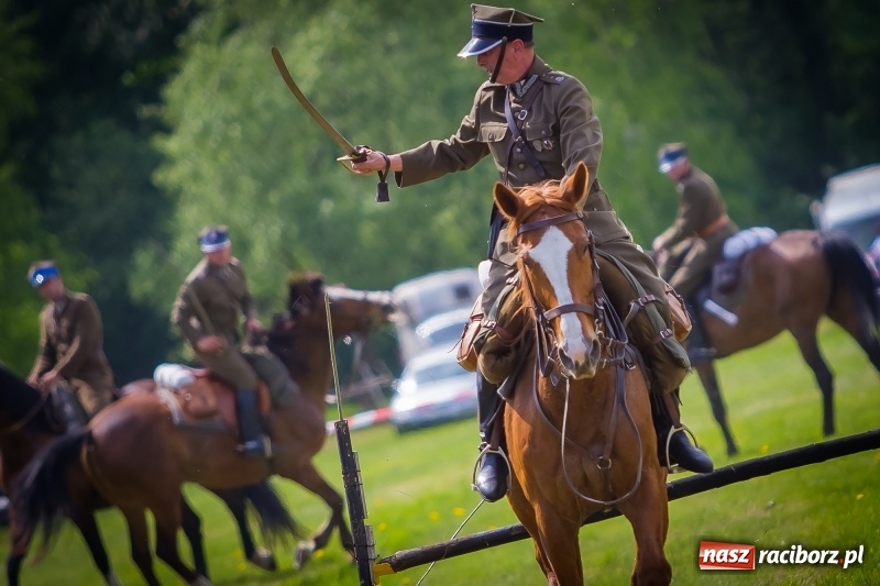 Zdjęcie w galerii na portalu naszraciborz.pl: Konie w ogniu i żywe przeszkody - pokaz 4. Pułku Ułanów Zaniemeńskich w Kornicach  wiadomości z regionu