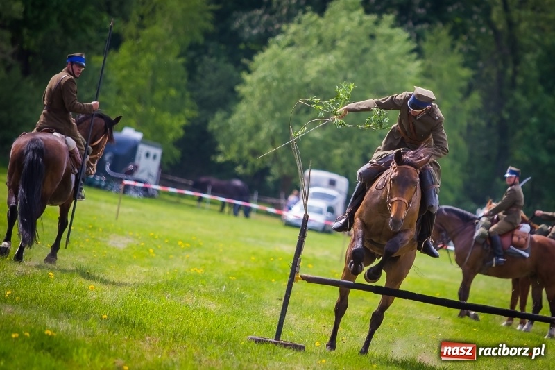 Zdjęcie w galerii na portalu naszraciborz.pl: Konie w ogniu i żywe przeszkody - pokaz 4. Pułku Ułanów Zaniemeńskich w Kornicach  wiadomości z regionu