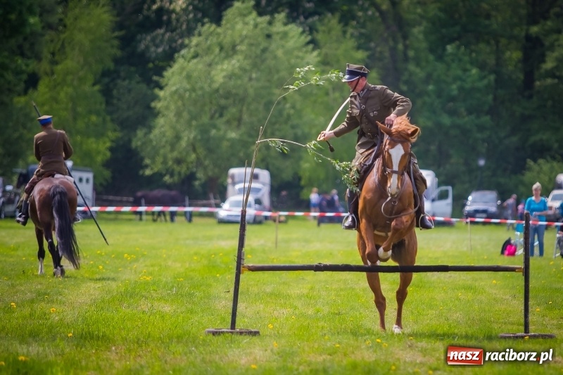 Zdjęcie w galerii na portalu naszraciborz.pl: Konie w ogniu i żywe przeszkody - pokaz 4. Pułku Ułanów Zaniemeńskich w Kornicach  wiadomości z regionu