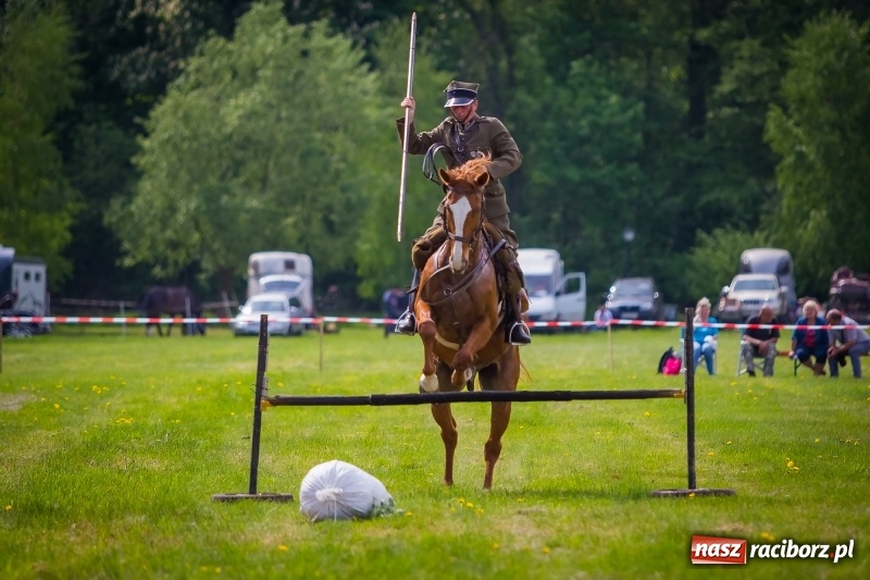 Zdjęcie w galerii na portalu naszraciborz.pl: Konie w ogniu i żywe przeszkody - pokaz 4. Pułku Ułanów Zaniemeńskich w Kornicach  wiadomości z regionu