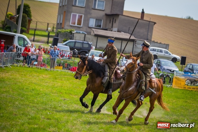 Zdjęcie w galerii na portalu naszraciborz.pl: Konie w ogniu i żywe przeszkody - pokaz 4. Pułku Ułanów Zaniemeńskich w Kornicach  wiadomości z regionu