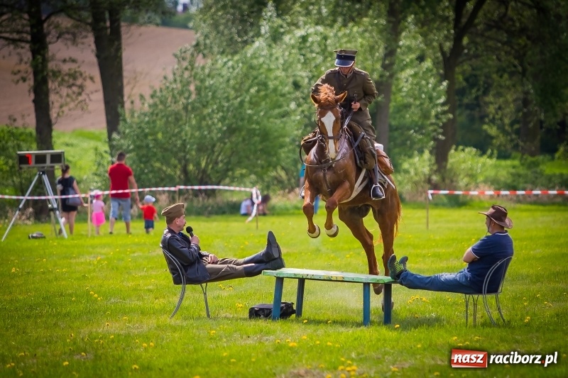 Zdjęcie w galerii na portalu naszraciborz.pl: Konie w ogniu i żywe przeszkody - pokaz 4. Pułku Ułanów Zaniemeńskich w Kornicach  wiadomości z regionu