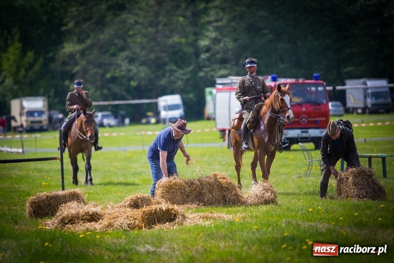 Zdjęcie w galerii na portalu naszraciborz.pl: Konie w ogniu i żywe przeszkody - pokaz 4. Pułku Ułanów Zaniemeńskich w Kornicach  wiadomości z regionu