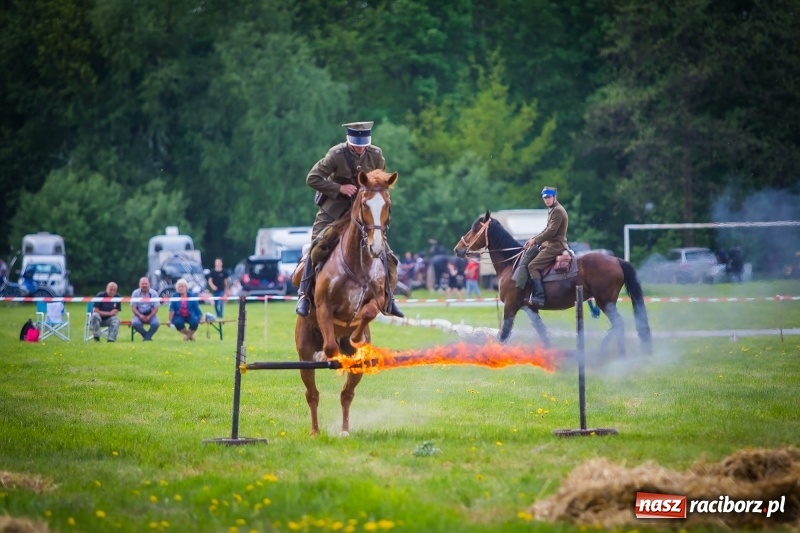 Zdjęcie w galerii na portalu naszraciborz.pl: Konie w ogniu i żywe przeszkody - pokaz 4. Pułku Ułanów Zaniemeńskich w Kornicach  wiadomości z regionu