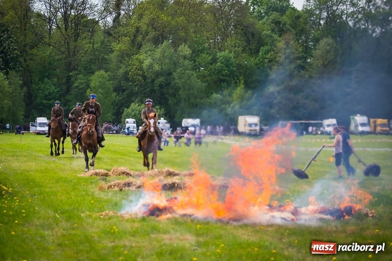 Zdjęcie w galerii na portalu naszraciborz.pl: Konie w ogniu i żywe przeszkody - pokaz 4. Pułku Ułanów Zaniemeńskich w Kornicach  wiadomości z regionu
