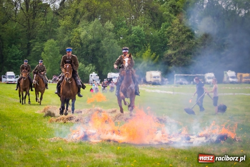 Zdjęcie w galerii na portalu naszraciborz.pl: Konie w ogniu i żywe przeszkody - pokaz 4. Pułku Ułanów Zaniemeńskich w Kornicach  wiadomości z regionu