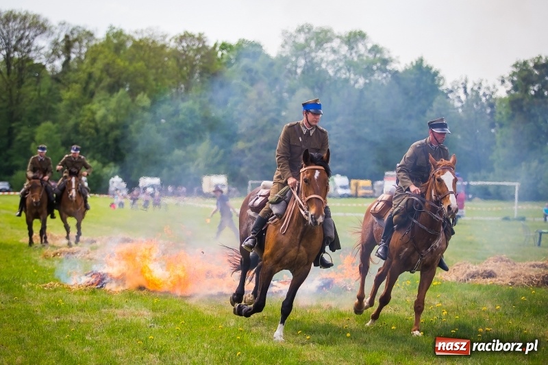 Zdjęcie w galerii na portalu naszraciborz.pl: Konie w ogniu i żywe przeszkody - pokaz 4. Pułku Ułanów Zaniemeńskich w Kornicach  wiadomości z regionu