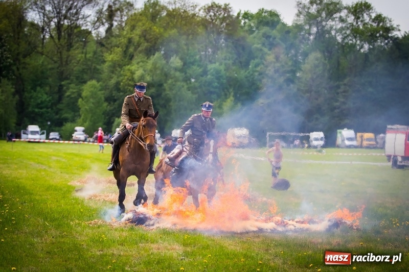 Zdjęcie w galerii na portalu naszraciborz.pl: Konie w ogniu i żywe przeszkody - pokaz 4. Pułku Ułanów Zaniemeńskich w Kornicach  wiadomości z regionu