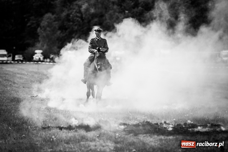 Zdjęcie w galerii na portalu naszraciborz.pl: Konie w ogniu i żywe przeszkody - pokaz 4. Pułku Ułanów Zaniemeńskich w Kornicach  wiadomości z regionu