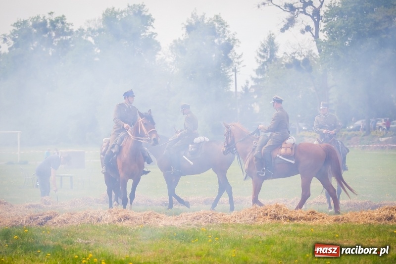 Zdjęcie w galerii na portalu naszraciborz.pl: Konie w ogniu i żywe przeszkody - pokaz 4. Pułku Ułanów Zaniemeńskich w Kornicach  wiadomości z regionu