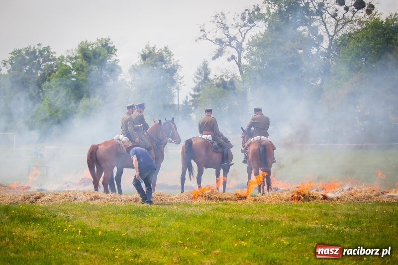Zdjęcie w galerii na portalu naszraciborz.pl: Konie w ogniu i żywe przeszkody - pokaz 4. Pułku Ułanów Zaniemeńskich w Kornicach  wiadomości z regionu