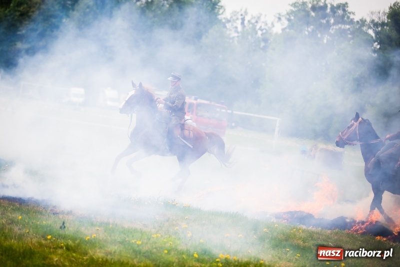 Zdjęcie w galerii na portalu naszraciborz.pl: Konie w ogniu i żywe przeszkody - pokaz 4. Pułku Ułanów Zaniemeńskich w Kornicach  wiadomości z regionu