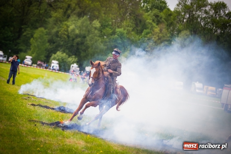 Zdjęcie w galerii na portalu naszraciborz.pl: Konie w ogniu i żywe przeszkody - pokaz 4. Pułku Ułanów Zaniemeńskich w Kornicach  wiadomości z regionu
