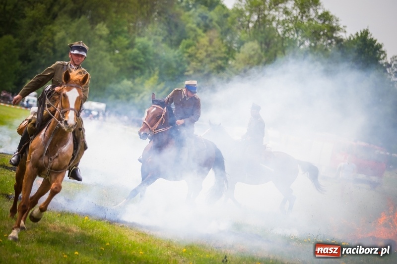 Zdjęcie w galerii na portalu naszraciborz.pl: Konie w ogniu i żywe przeszkody - pokaz 4. Pułku Ułanów Zaniemeńskich w Kornicach  wiadomości z regionu