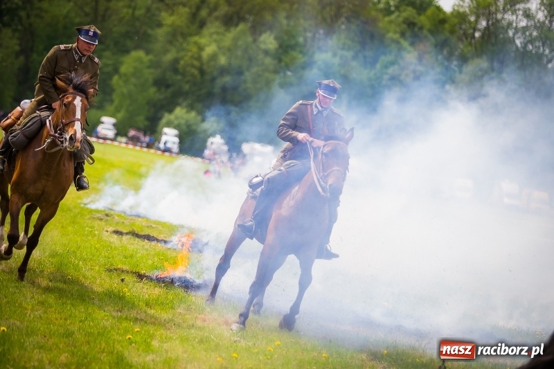 Zdjęcie w galerii na portalu naszraciborz.pl: Konie w ogniu i żywe przeszkody - pokaz 4. Pułku Ułanów Zaniemeńskich w Kornicach  wiadomości z regionu