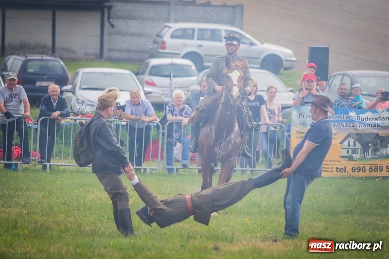 Zdjęcie w galerii na portalu naszraciborz.pl: Konie w ogniu i żywe przeszkody - pokaz 4. Pułku Ułanów Zaniemeńskich w Kornicach  wiadomości z regionu
