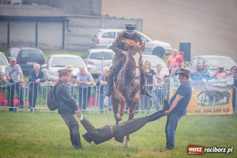Zdjęcie w galerii na portalu naszraciborz.pl: Konie w ogniu i żywe przeszkody - pokaz 4. Pułku Ułanów Zaniemeńskich w Kornicach  wiadomości z regionu
