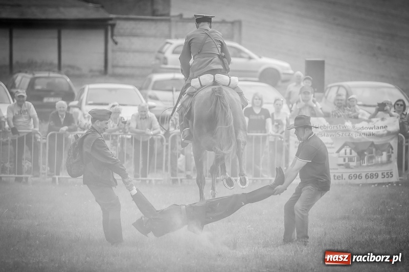 Zdjęcie w galerii na portalu naszraciborz.pl: Konie w ogniu i żywe przeszkody - pokaz 4. Pułku Ułanów Zaniemeńskich w Kornicach  wiadomości z regionu