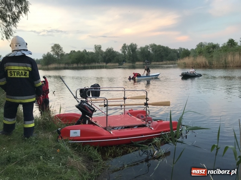 Zdjęcie w galerii na portalu naszraciborz.pl: Samochód stoczył się do stawu. Trudna akcja w Ligocie Tworkowskiej. Nie żyje wędkarz wiadomości z regionu