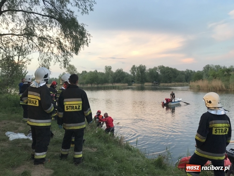 Zdjęcie w galerii na portalu naszraciborz.pl: Samochód stoczył się do stawu. Trudna akcja w Ligocie Tworkowskiej. Nie żyje wędkarz wiadomości z regionu