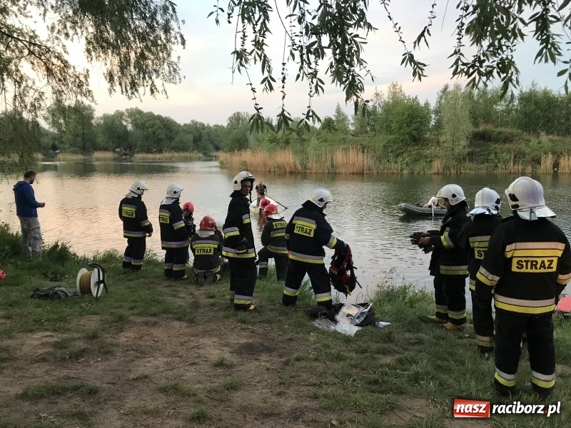 Zdjęcie w galerii na portalu naszraciborz.pl: Samochód stoczył się do stawu. Trudna akcja w Ligocie Tworkowskiej. Nie żyje wędkarz wiadomości z regionu