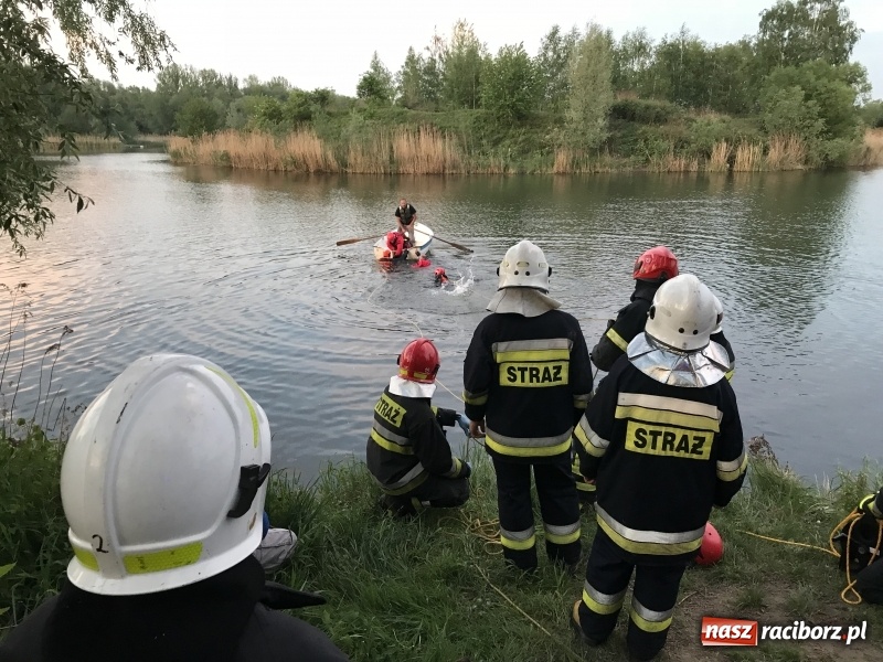 Zdjęcie w galerii na portalu naszraciborz.pl: Samochód stoczył się do stawu. Trudna akcja w Ligocie Tworkowskiej. Nie żyje wędkarz wiadomości z regionu