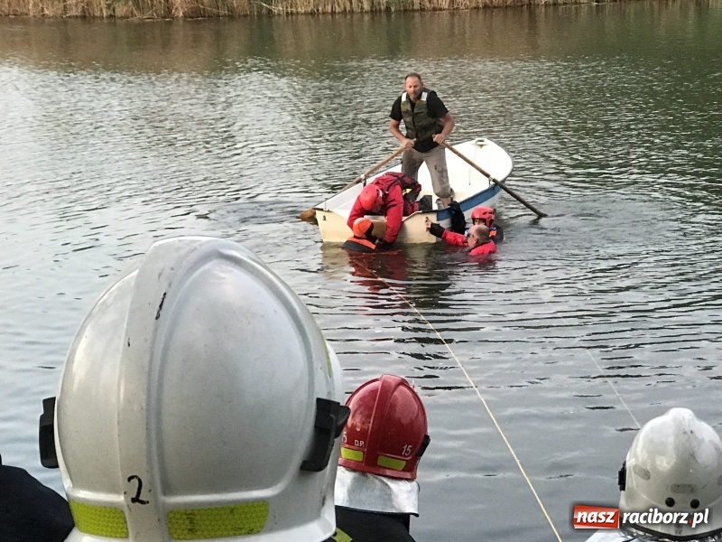 Zdjęcie w galerii na portalu naszraciborz.pl: Samochód stoczył się do stawu. Trudna akcja w Ligocie Tworkowskiej. Nie żyje wędkarz wiadomości z regionu