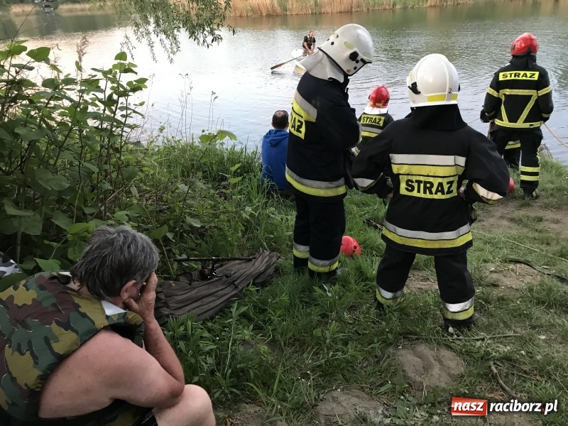 Zdjęcie w galerii na portalu naszraciborz.pl: Samochód stoczył się do stawu. Trudna akcja w Ligocie Tworkowskiej. Nie żyje wędkarz wiadomości z regionu