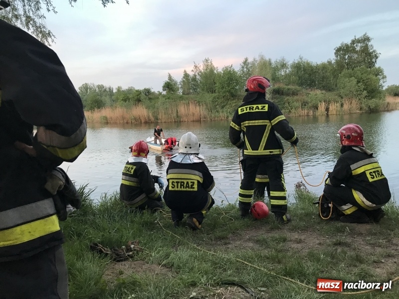 Zdjęcie w galerii na portalu naszraciborz.pl: Samochód stoczył się do stawu. Trudna akcja w Ligocie Tworkowskiej. Nie żyje wędkarz wiadomości z regionu