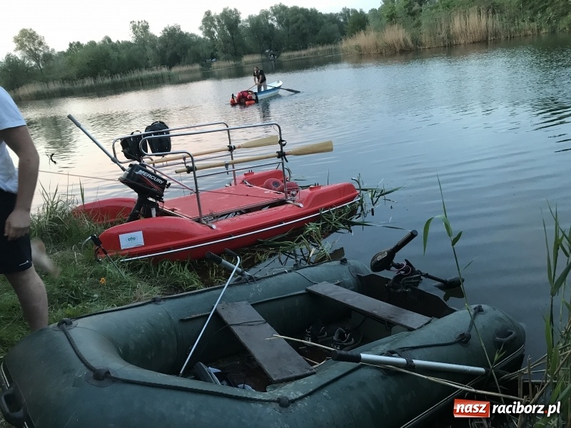 Zdjęcie w galerii na portalu naszraciborz.pl: Samochód stoczył się do stawu. Trudna akcja w Ligocie Tworkowskiej. Nie żyje wędkarz wiadomości z regionu