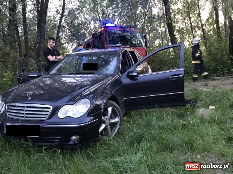 Zdjęcie w galerii na portalu naszraciborz.pl: Samochód stoczył się do stawu. Trudna akcja w Ligocie Tworkowskiej. Nie żyje wędkarz wiadomości z regionu